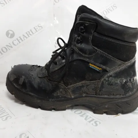 BOXED PAIR OF SKETCHERS WATERPROOF BOOTS BLACK SIZE 11