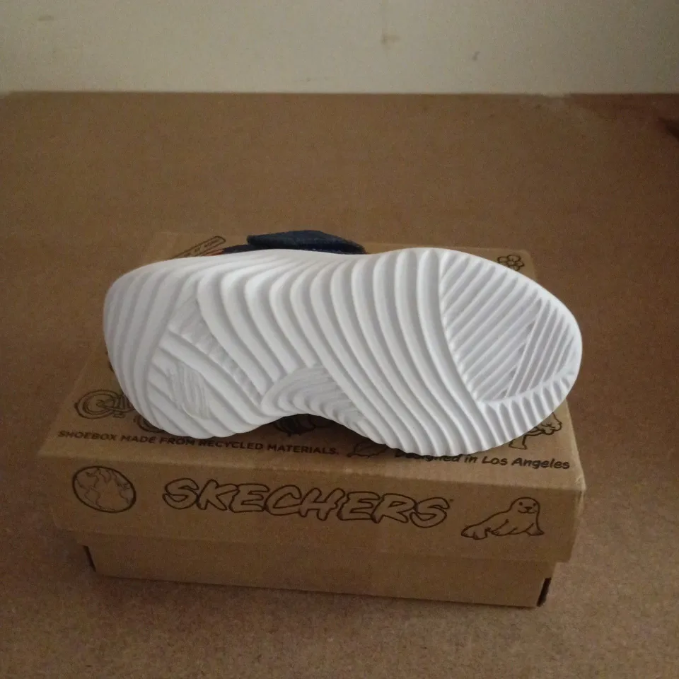BOXED PAIR OF SKECHERS KIDS BOUNDER BARONIK TRAINERS IN NAVY - UK 6