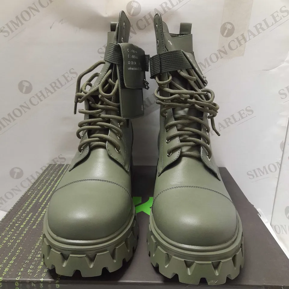 KOI BANSHEE MEN'S KHAKI BOOTS - SIZE 10
