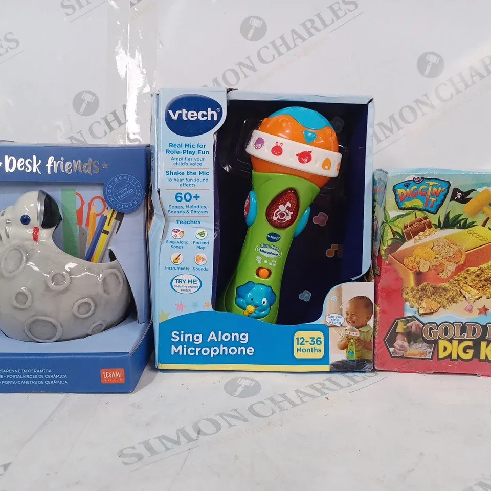 BOX OF APPROXIMATELY 20 ASSORTED TOYS AND GAMES TO INCLUDE DIGGIN' IT GOLD BAR DIG KIT, VTECH SING ALONG MICROPHONE, DESK FRIENDS CERAMIC PEN HOLDER, ETC