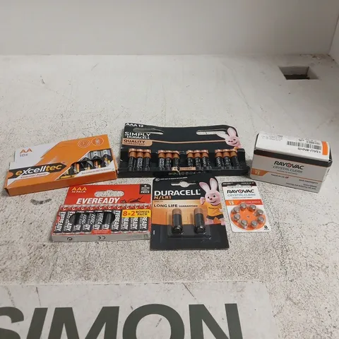 TOTE OF APPROXIMATELY 40 ASSORTED BATTERY PRODUCTS TO INCLUDE RAYOVAC, DURACELL, EVEREADY ETC