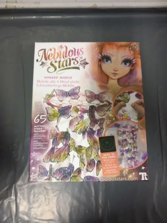 Nebulous Stars NS11124 – Kit Creativo Mobile Farfalle Con Perline E Ali Scintillanti, Decorazione Da Appendere Per Cameretta, Per Bambine Dai 7 Anni