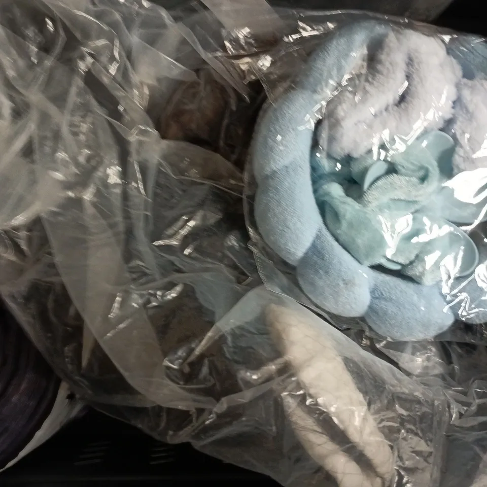 APPROXIMATELY 10 ASSORTED COSMETIC ITEMS TO INCLUDE BIOVÉNE, L'ORÉAL, ETC - COLLECTION ONLY