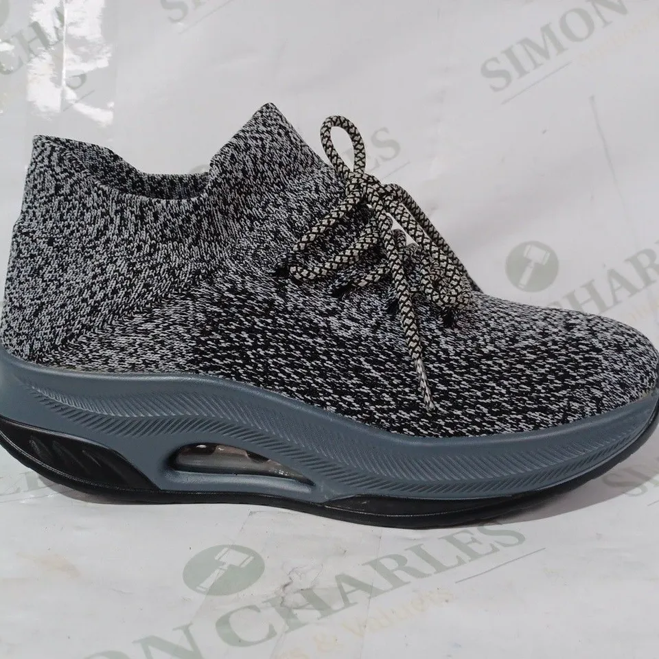 PAIR OF DESIGNER KNIT SHOES IN GREY UK SIZE 6