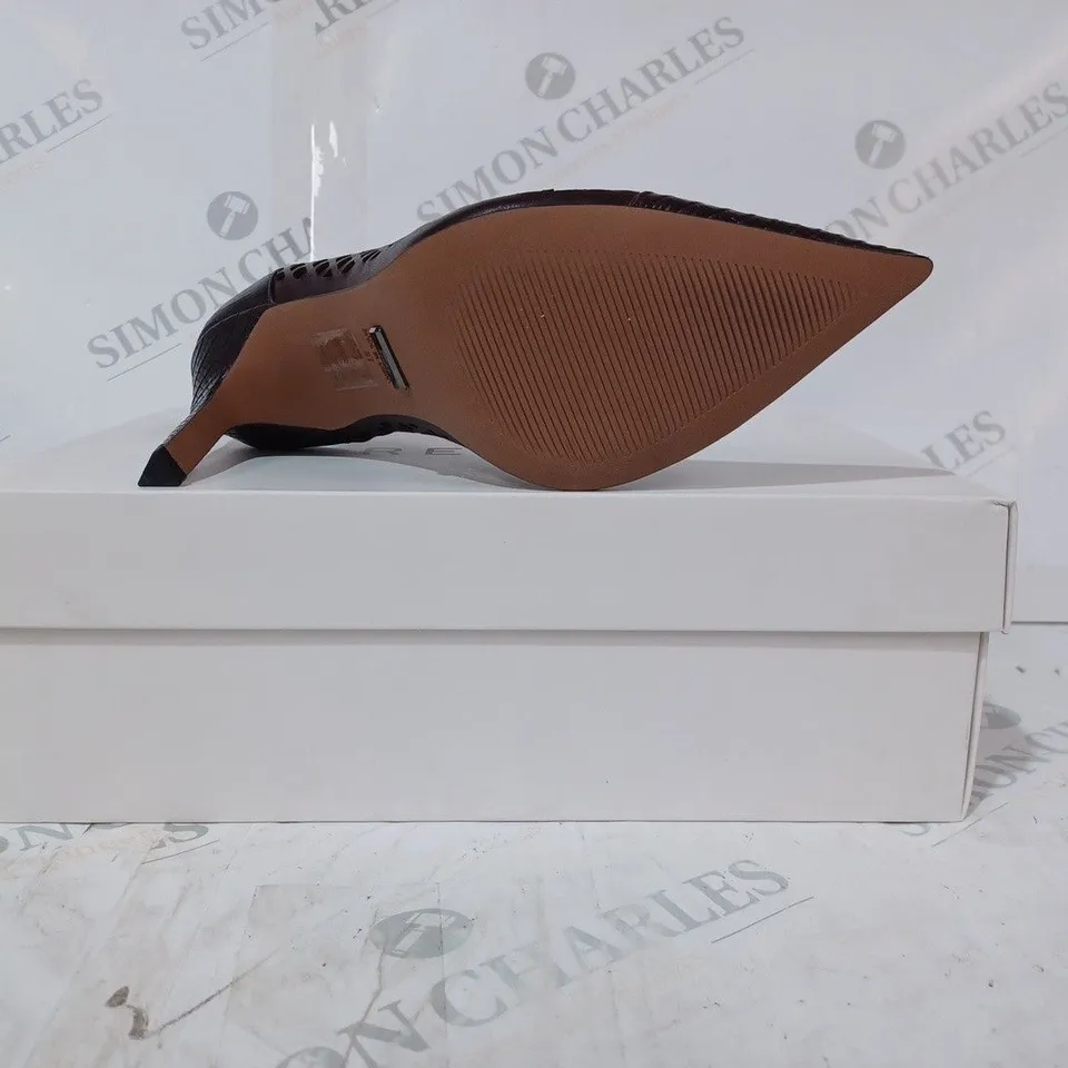 BOXED PAIR OF REISS CLOVER LIZARD SLIP-ON HEELS IN POMEGRANATE SIZE 4