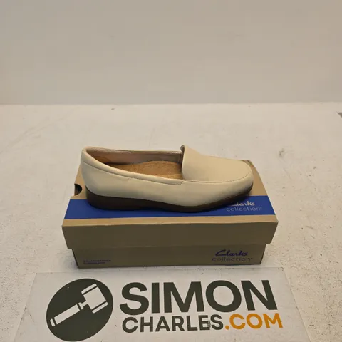CLARKS COLLECTION GEORGIA CREAM LEATHER LOAFERS – UK5 (EU38) – WOMENS