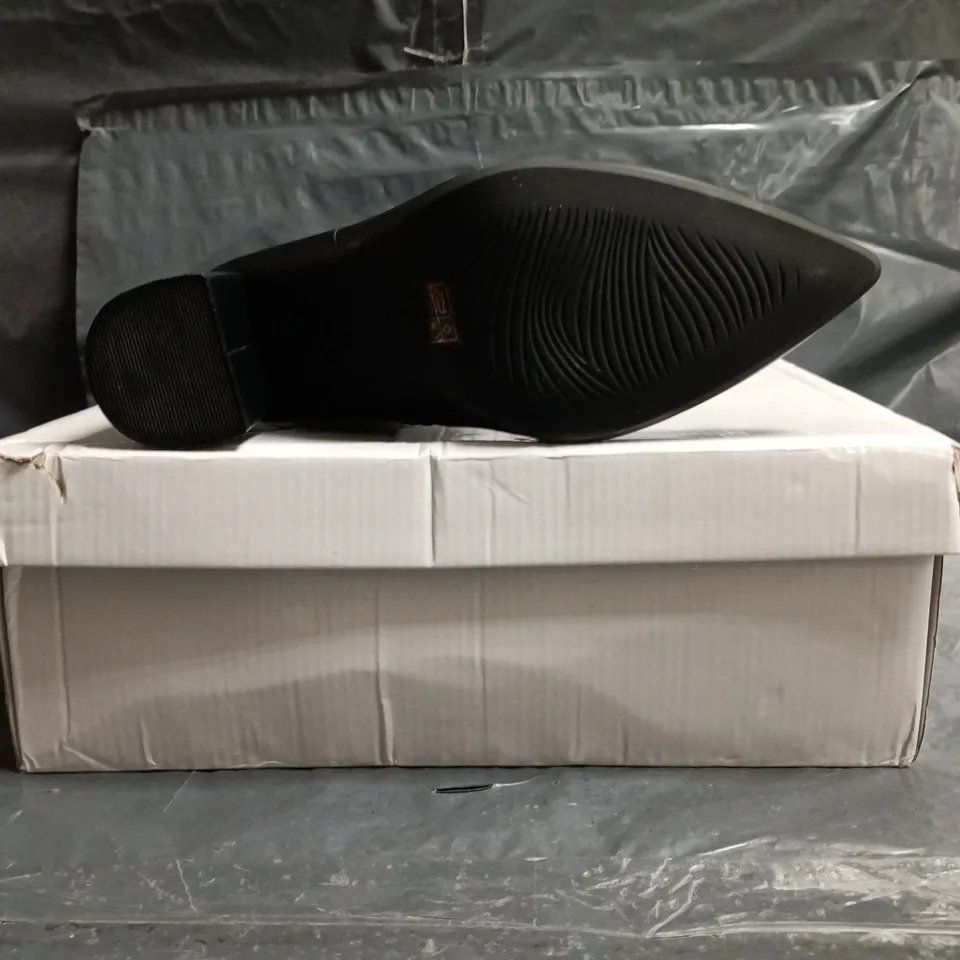 BOXED PAIR OF PRETTY LITTLE THING BLOCK HEEL ANKLE BOOTS IN BLACK SIZE 6