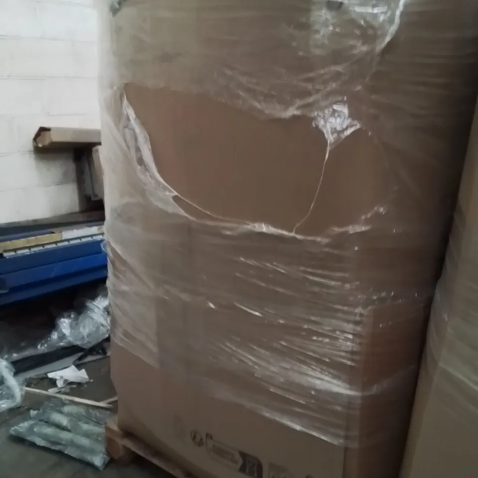 PALLET CONTAINING A LARGE QUANTITY OF PILLOWS