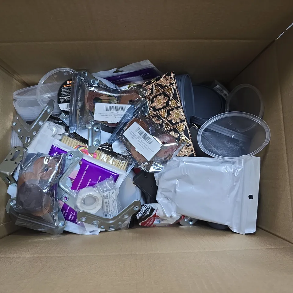 BOX OF APPROXIMATELY 20 ASSORTED HOUSEHOLD ITEMS TO INCLUDE A KENT & STOWE TROWEL, ANTI-SLIP RUG GRIPS AND A FLORAL  PATTERNED WALLPAPER BORDER