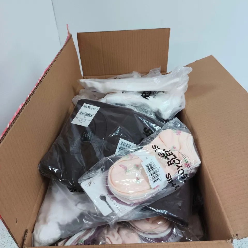 BOX OF APPROXIMATELY 20 ASSORTED CLOTHING ITEMS TO INCLUDE BOX FIT TEXT T SHIRT, 5 PACK ANKLE SOCKS ETC