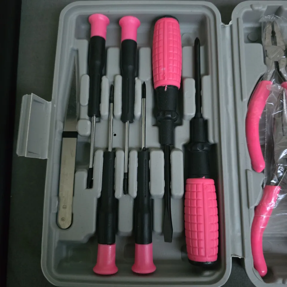 PINK-HANDLED HAND TOOL SET IN PLASTIC CASE (SCREWDRIVERS, PLIERS, FILE)