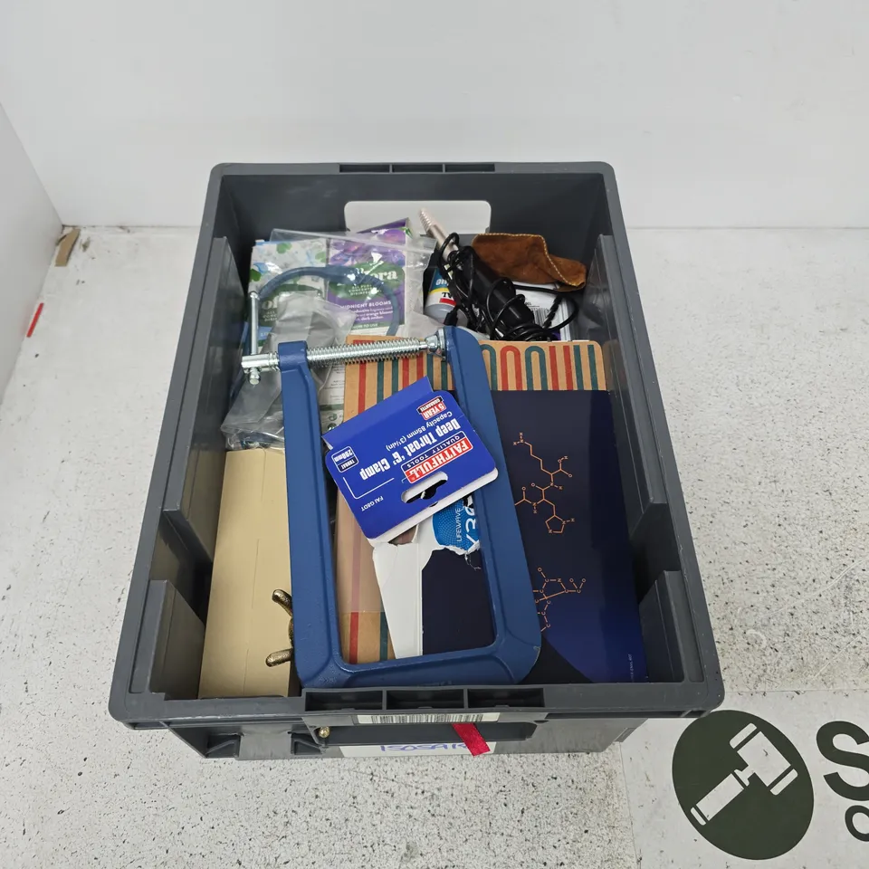 BOX CONTAINING A MIX OF APPROXIMATELY 15 ASSORTED ITEMS INCLUDING CLAMP, SKETCHBOOK, SMALL FAN ETC. 