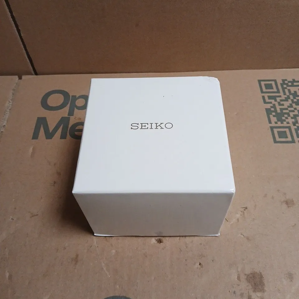 SEIKO CHRONOGRAPH WATCH WITH ORANGE DIAL & BLUE BEZEL, STAINLESS STEEL BRACELET – BOXED 