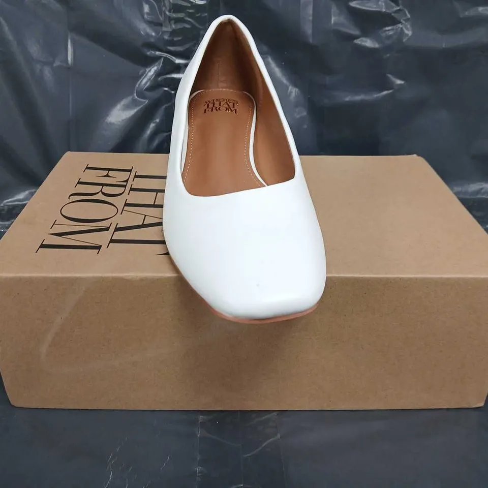 BOXED PAIR OF WHERE'S THAT FROM LOW BLOCK HEEL SLIP-ON SHOES IN WHITE SIZE UK 6