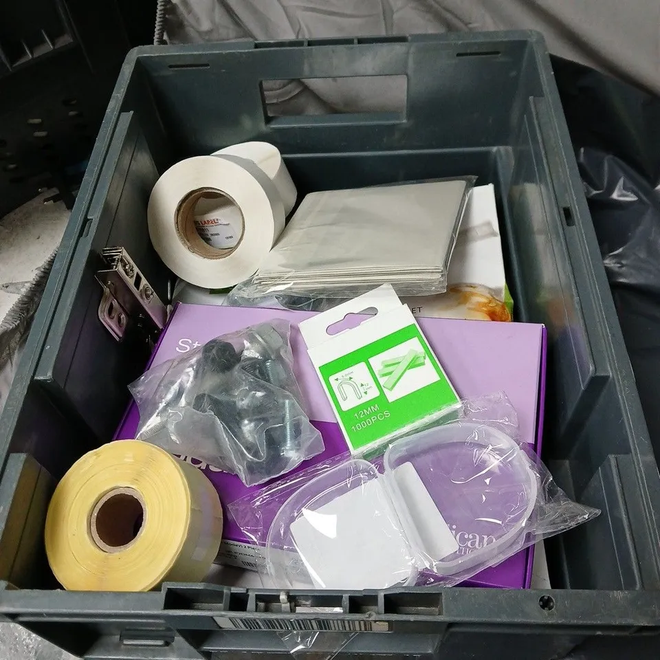 APPROXIMATELY 15 ASSORTED HOUSEHOLD ITEMS TO INCLUDE LOTUS LABELS, PELICAN STOMA SET, DECATHLON WATERPROOF COVER ETC