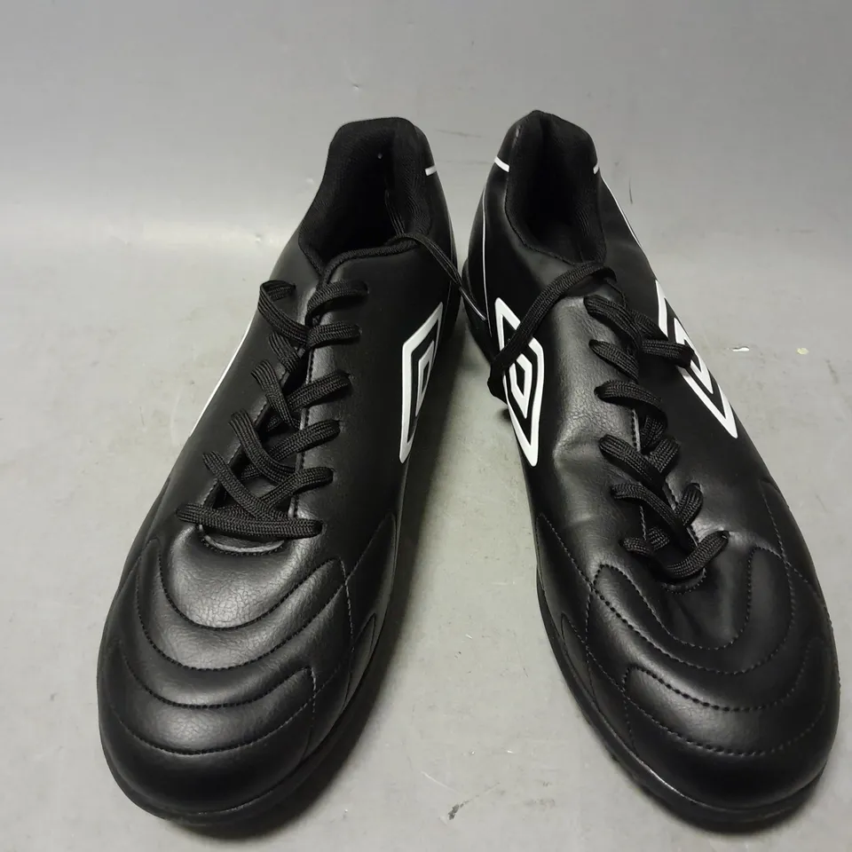 PAIR OF UMBRO ATTACANTE ASTROTURF FOOTBALL BOOTS IN BLACK - UK 10