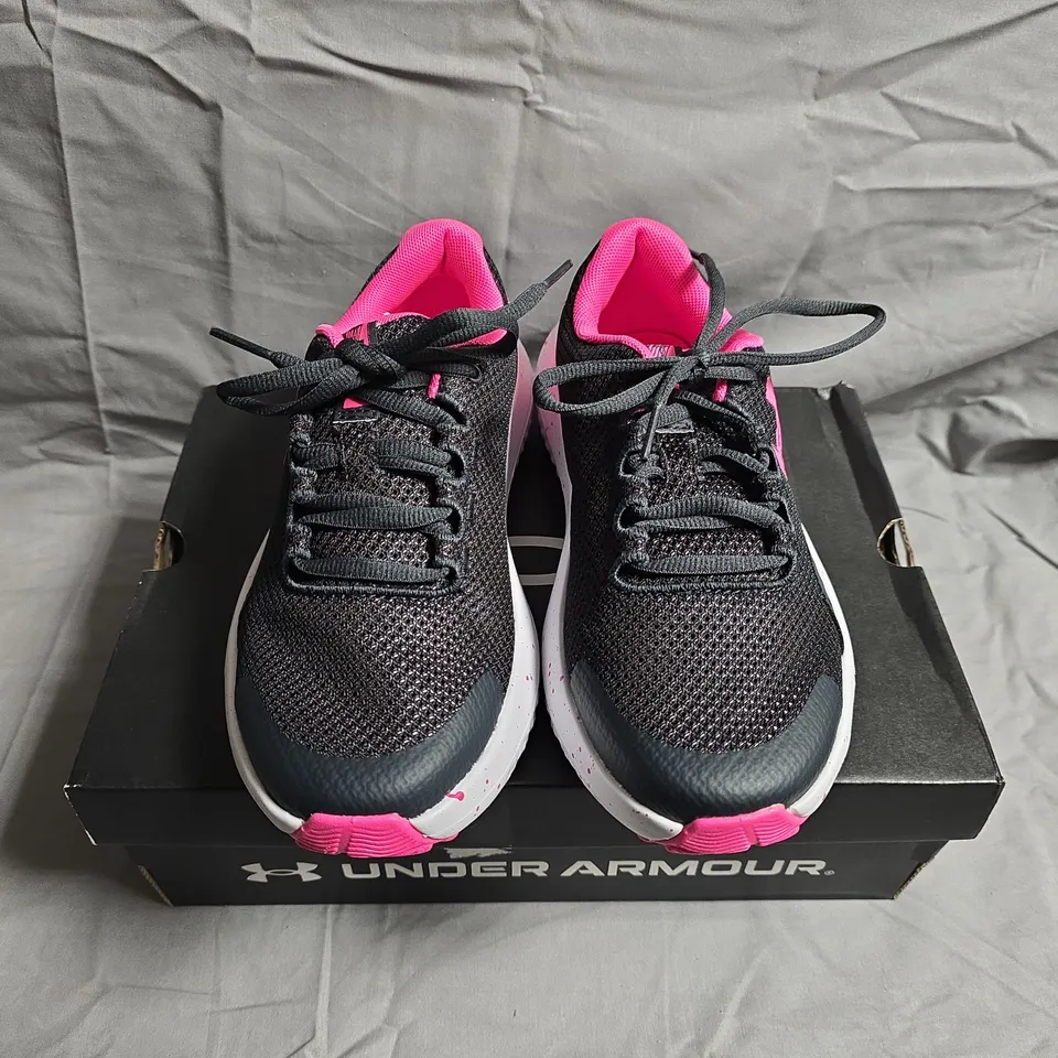 BOXED PAIR OF UNDER ARMOUR GGS SURGE 4 TRAINERS - UK SIZE 3.5 - GIRLS 