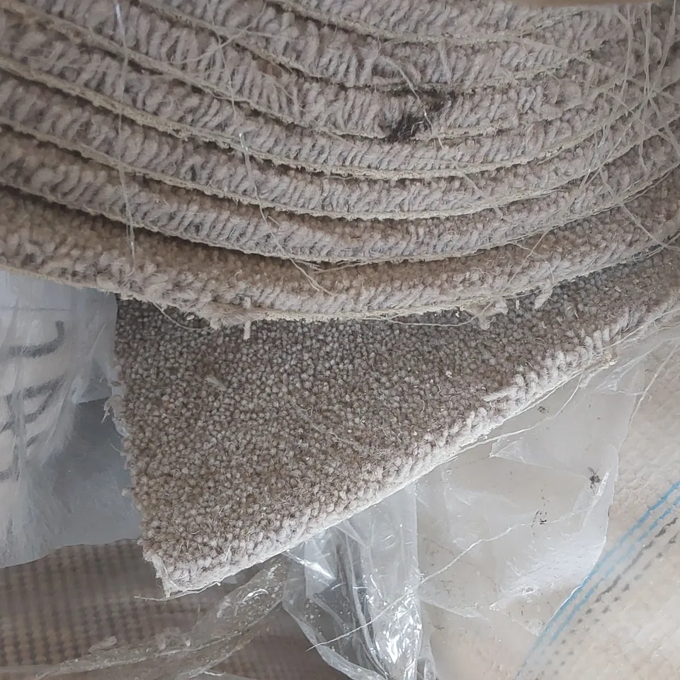 ROLL OF QUALITY DECO PLAINS PEBBLE CARPET - APPROXIMATELY 6.9 x 5m