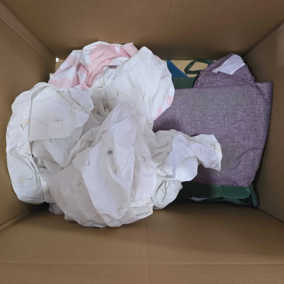 BOX OF APPROXIMATELY 10 ASSORTED BEDDING AND SOFT FURNISHING ITEMS TO INCLUDE - THROW BLANKETS - PLUSH BALL - THROW PILLOWS ETC. 
