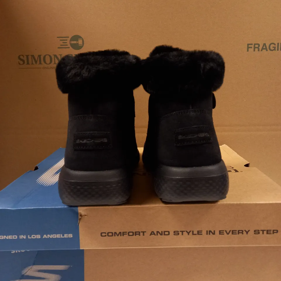 SKETCHERS ON THE GO WINTER FLING BOOT SIZE 6.5