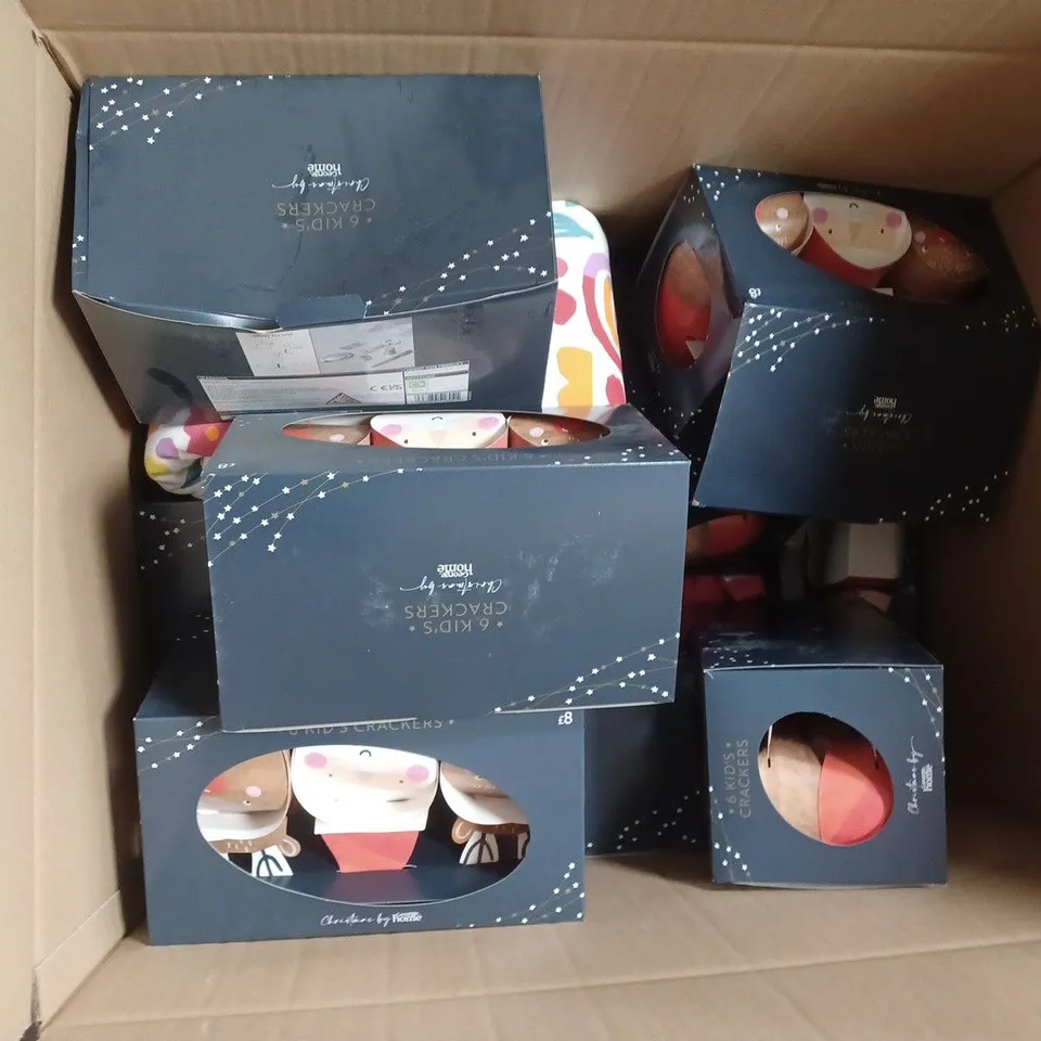 APPROXIMATELY 8 ASSORTED HOUSEHOLD ITEMS TO INCLUDE KIDS CHRISTMAS CRACKERS, BABY BRIGHT SLEEPING BAG, KEYRING & DOGTAG SET, ETC