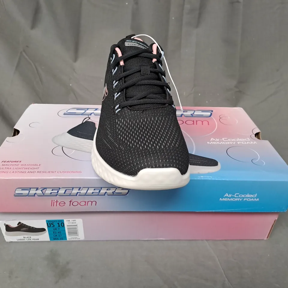 BOXED PAIR OF SKECHERS LITE-FOAM TRAINERS IN BLACK UK SIZE 7