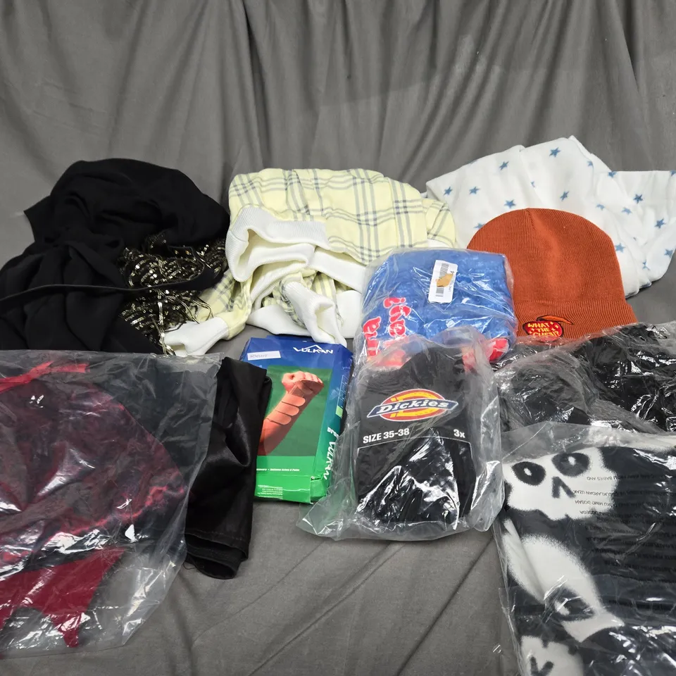 BOX OF ASSORTED CLOTHING ITEMS IN VARIOUS COLOURS, STYLE AND SIZES 