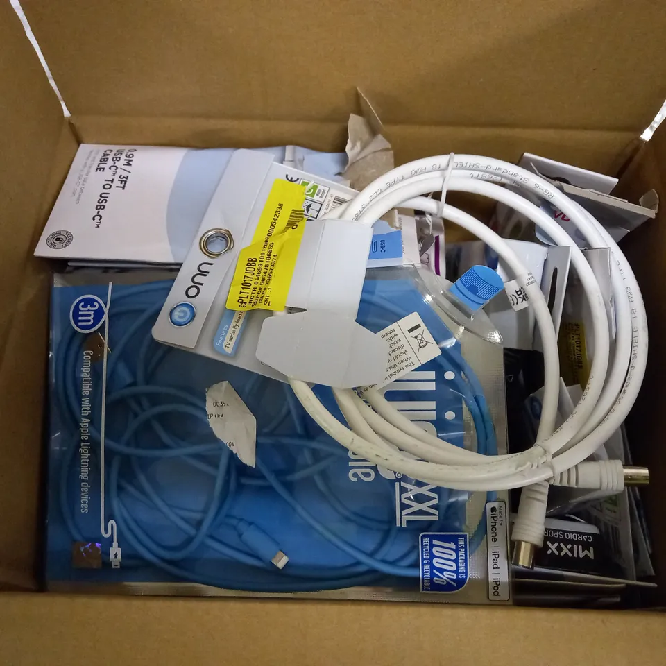 BOX OF APPROX 20 ASSORTED ITEMS TO INLCUDE - JUICE XXL - 6FT TV AERIAL - ONN EARPHONES ECT
