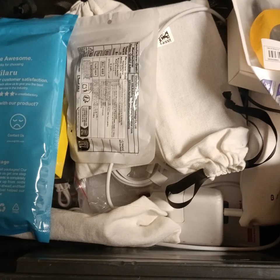 APPROXIMATELY 10 ASSORTED HOUSEHOLD ITEMS TO INCLUDE POWER BANK, ETC