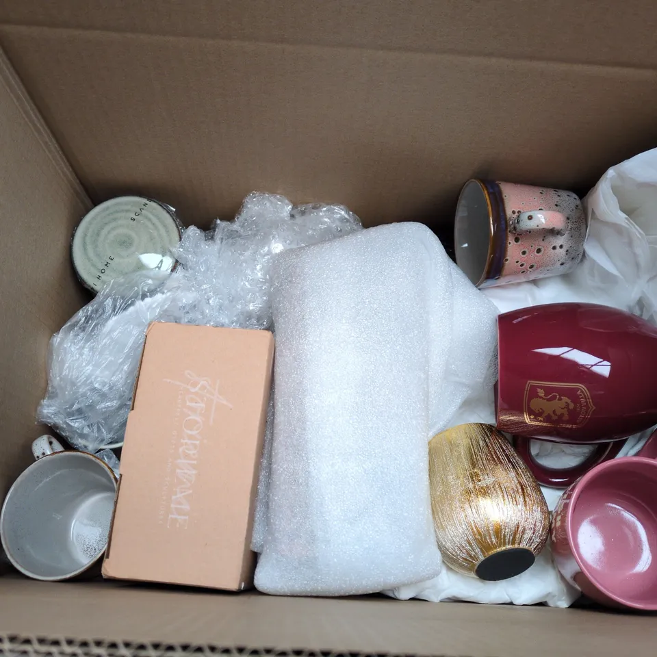 LOT OF APPROXIMATELY 20 ASSORTED POTTERY ITEMS TO INCLUDE MUGS, SMALL CAT PICTURE FRAME AND DINNER PLATES