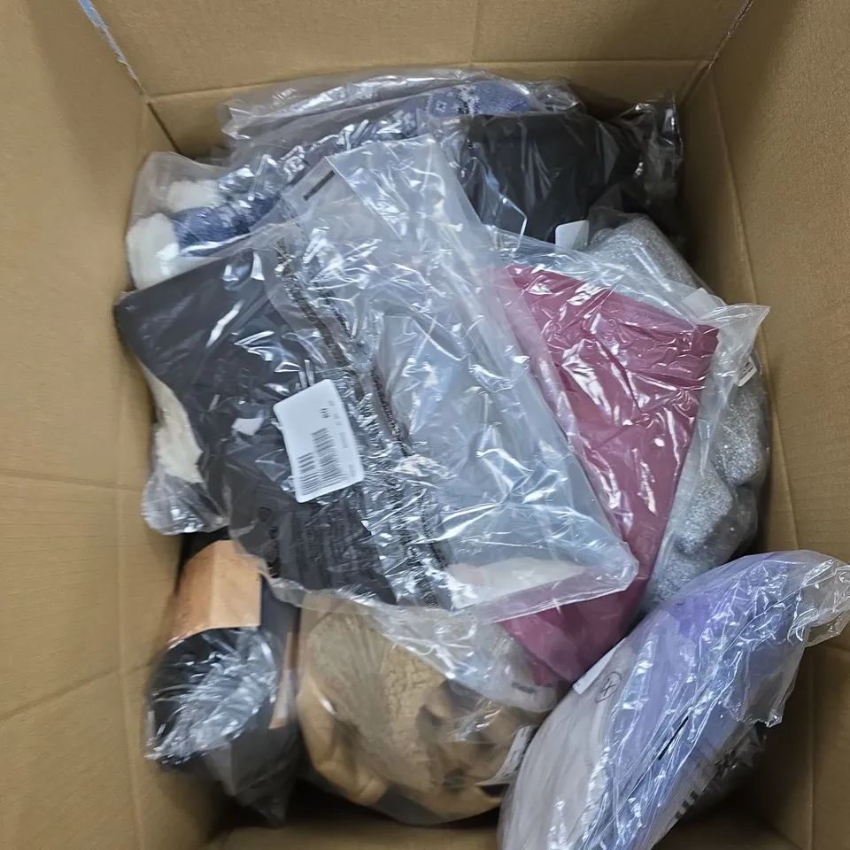 BOX OF APPROXIMATELY 20 ASSORTED CLOTHING ITEMS TO INCLUDE: MUK LUKS FLEECE LINED LEGGINGS