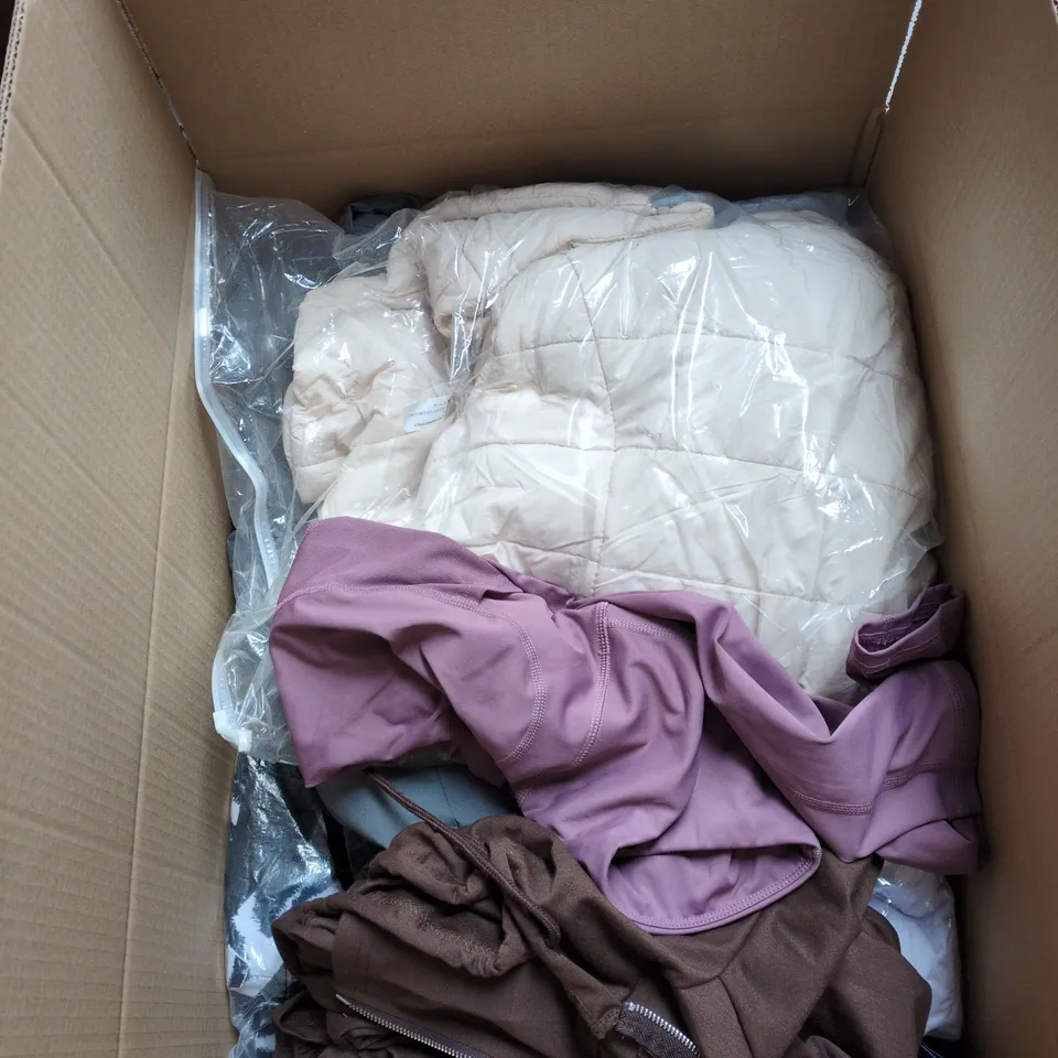 BOX OF APPROXIMATELY 20 ASSORTED CLOTHING ITEMS TO INCLUDE WHITE PADDED COAT, LEGGINGS, ZIP UP HOODIE ETC