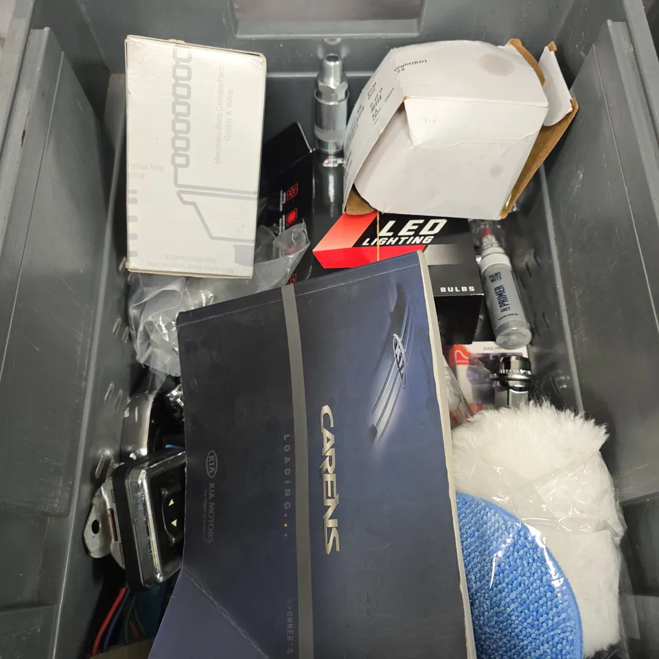 APPROXIMATELY 15 ASSORTED VEHICLE PARTS/ACCESSORIES TO INCLUDE FORD GRANADA OWNERS MANUAL, TOOL KIT, SWITCH PANEL ETC