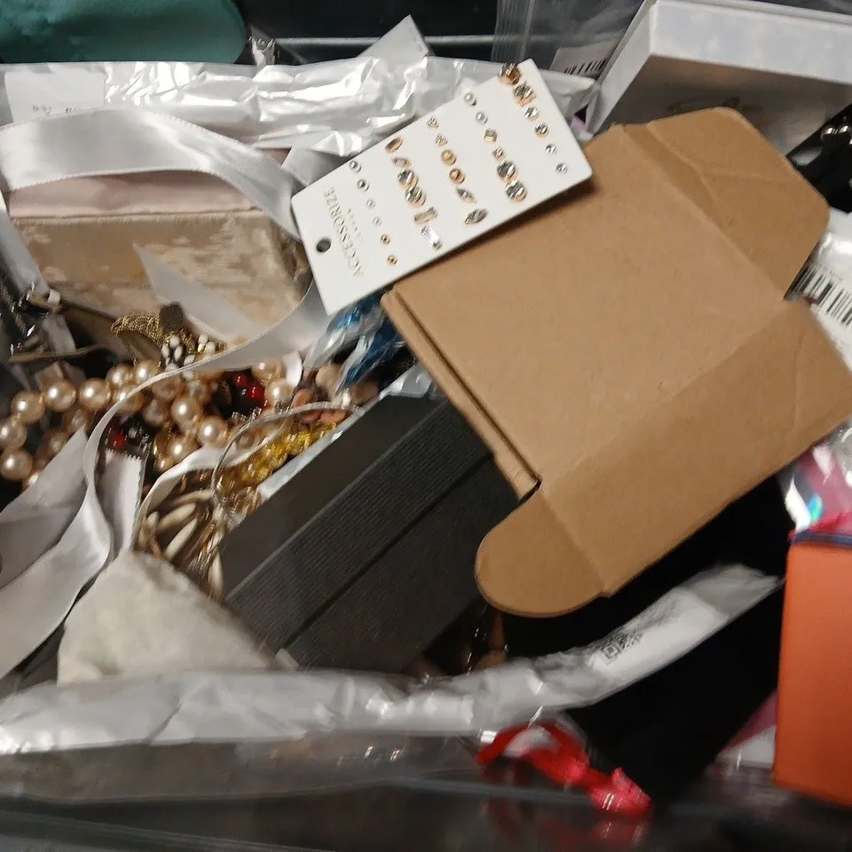 APPROXIMATELY 20 ASSORTED JEWELLERY ITEMS TO INCLUDE BRANDS SUCH AS LILY & ROO, LIFE CHARMS, MATCHBOX, ETC