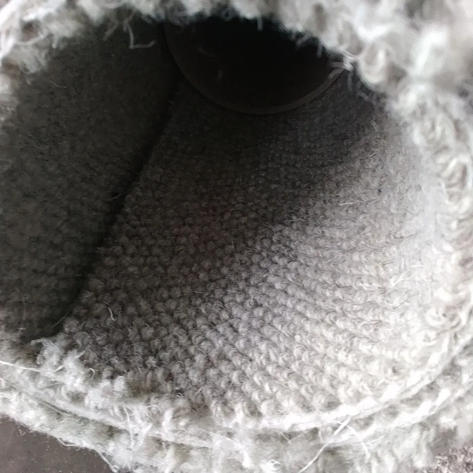 ROLL OF GREY CARPET APPROXIMATELY 4M