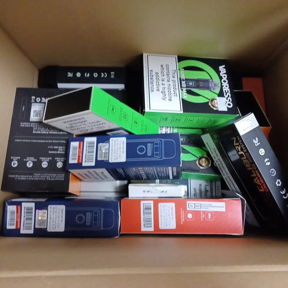 APPROXIMATELY 20 VAPES & E-CIGARETTES TO INCLUDE VOOPOO DORIC 20 SE, CALIBURN G2 POD SYSTEM, VAPORESSO XROS 3, ETC