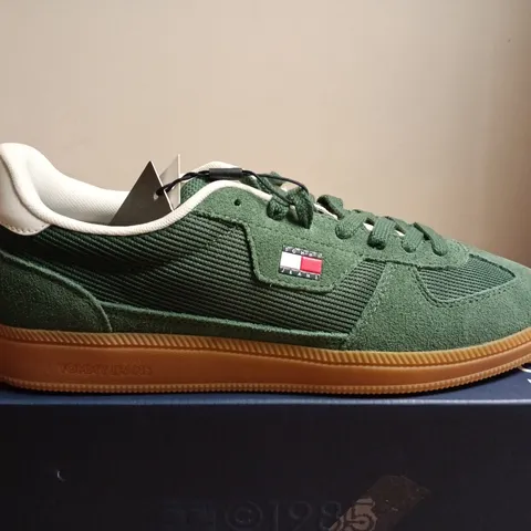 BOXED PAIR OF TOMMY JEANS GREEN SUEDE TRAINERS – UK SIZE 9.5