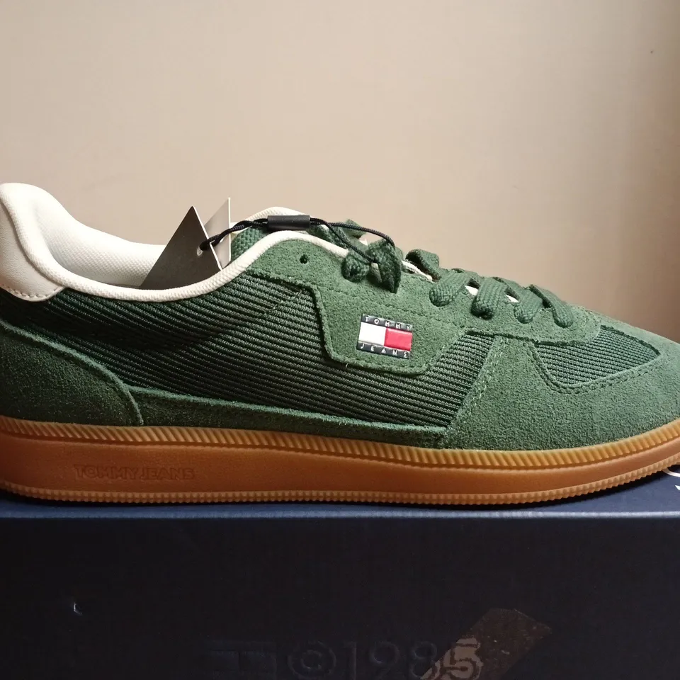 BOXED PAIR OF TOMMY JEANS GREEN SUEDE TRAINERS – UK SIZE 9.5