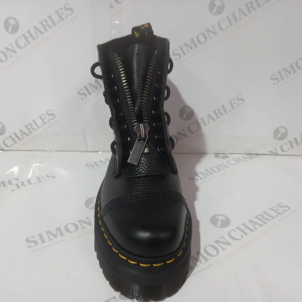 BOXED PAIR OF DR MARTENS ANKLE BOOTS IN BLACK UK SIZE 6