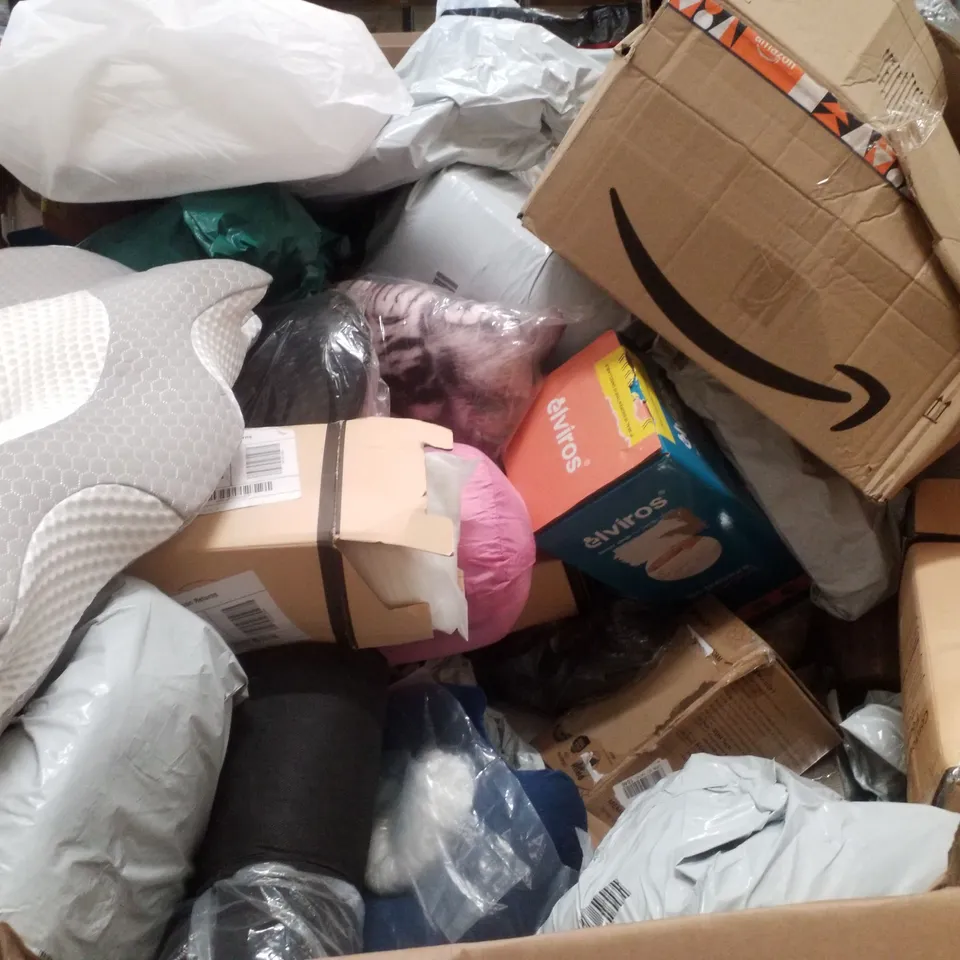 PALLET CONTAINING ASSORTED PILLOWS & CUSHIONS