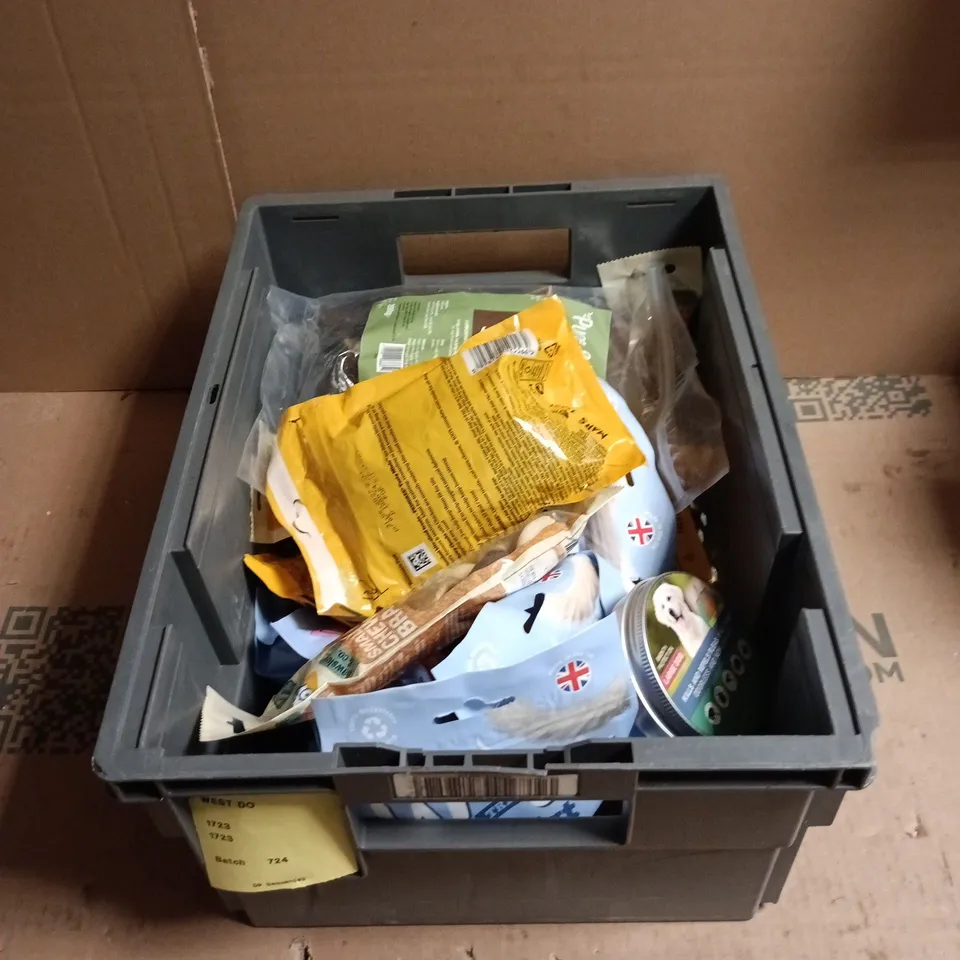 TOTE OF APPROXIMATELY 22 X ASSORTED DOG FOOD/RELATED ITEMS TO INCLUDE PURE AND NATURAL VENISON SKIN, WAGG LOW FAT TREATS, PEDIGREE TASTY MINIS, DOG COLLAR, GOOD BOY SMALL CHEWY BRAID ETC