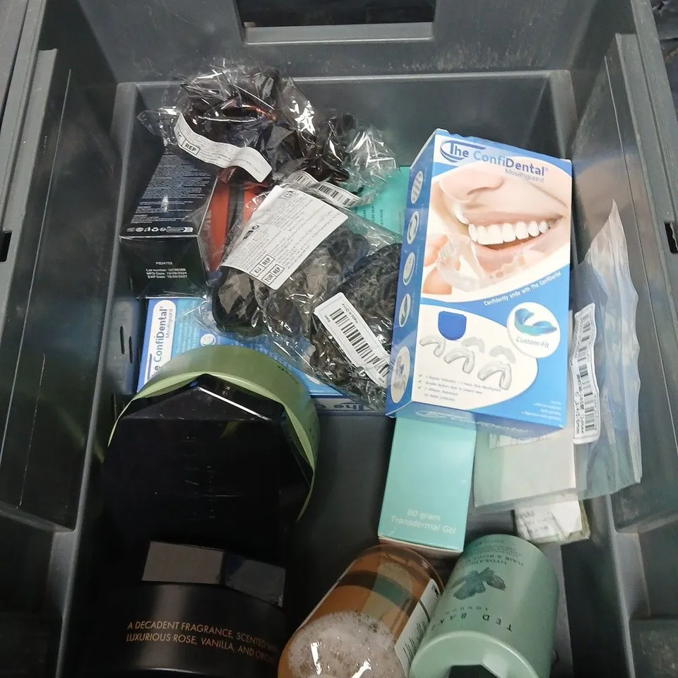 APPROXIMATEY 20 ASSORTED HEALTH AND BEAUTY PRODUCTS TO INCLUDE WELLA SHAMPOO, COLGATE TOOTHPASTE AND TED BAKER BODY SCRUB