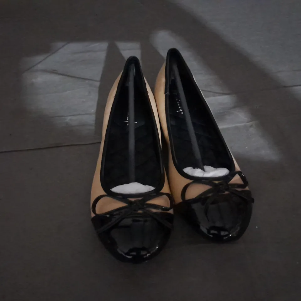 APPROXIMATELY 12 PAIRS OF FLAT SLIP ON SHOES IN NUDE VARIOUS SIZES TO INCLUDE SIZE 3