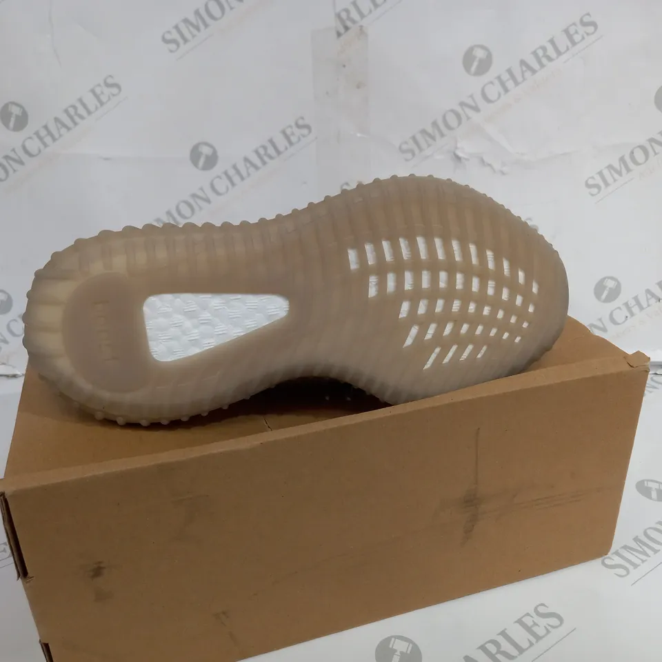 BOXED PAIR OF YEEZY OOST 350 V2 TRAINERS SIZE 6