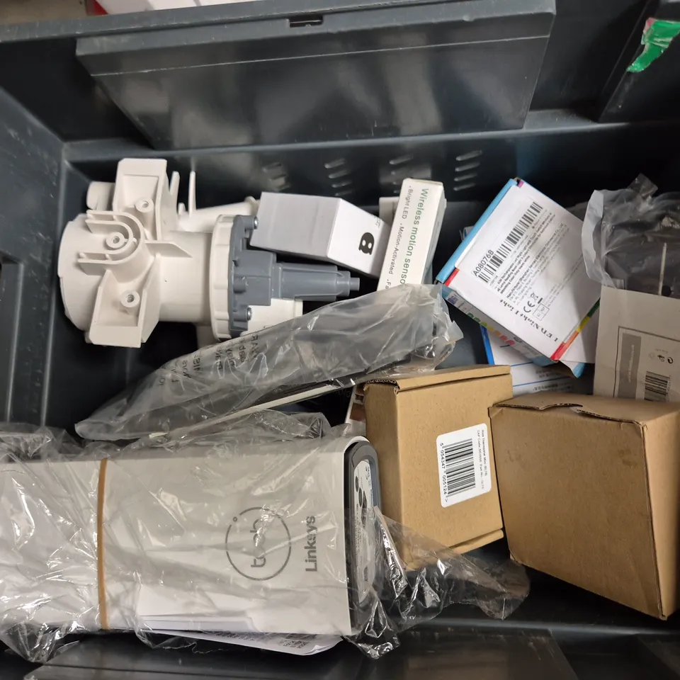 APPROXIMATELY 14 ASSORTED ELECTRICAL PRODUCTS & ACCESSORIES TO INCLUDE MUCAR CDL20, OPRO UV CLEANING CASE, CONNEXX SLIM-RIC TRAVEL CHARGER 2, ETC