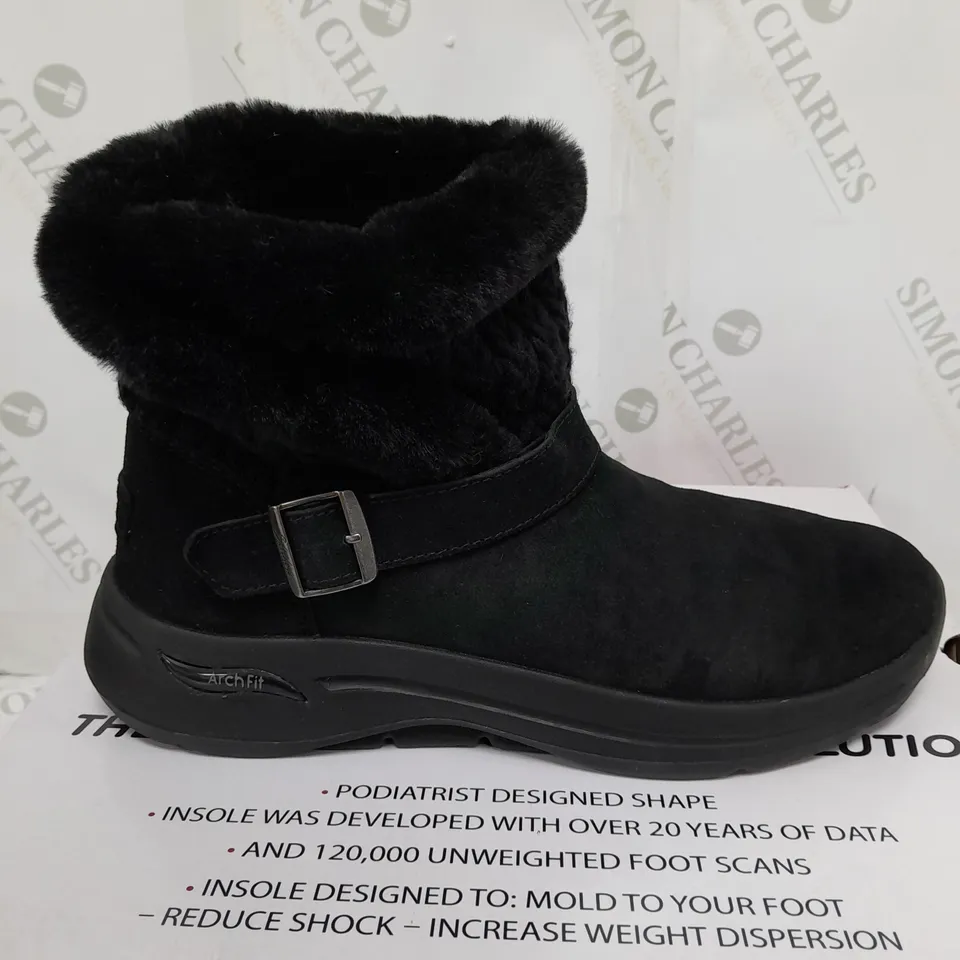 BOXED SKECHERS GO BOOTS IN BLACK - SIZE 6 RRP £20