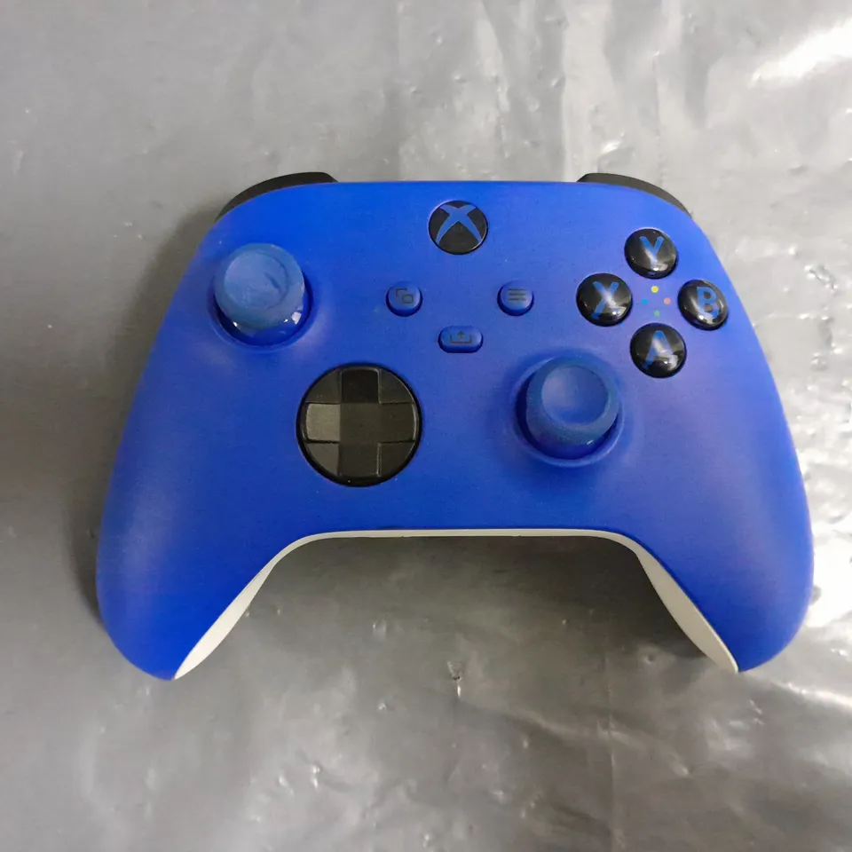 XBOX WIRELESS CONTROLLER IN SHOCK BLUE 