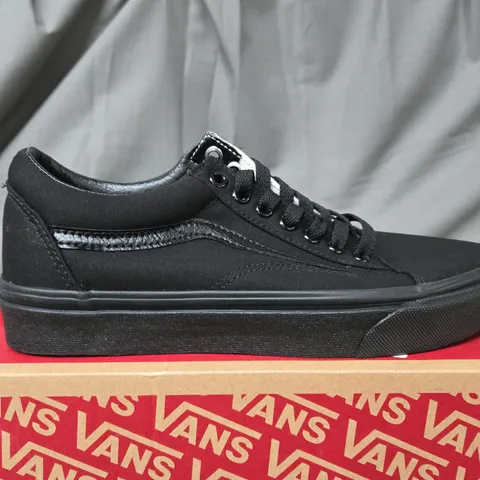 VANS UNISEX UA OLD SKOOL TRAINERS - BLACK - UK 6