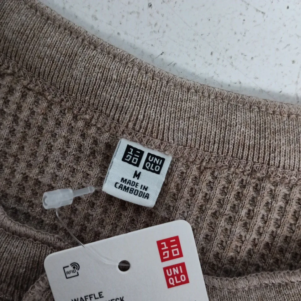UNIQLO WAFFLE HENLEY NECK T-SHIRT IN BEIGE - SIZE 32