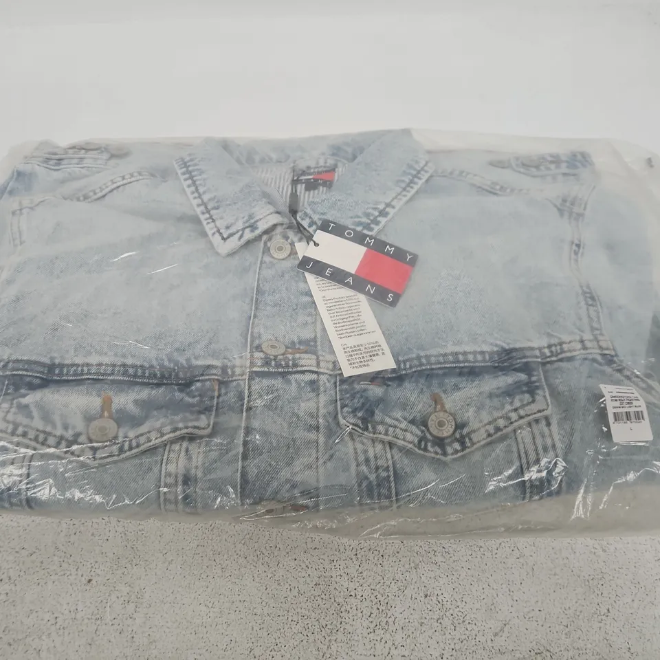 TOMMY JEANS DENIM JACKET – LIGHT BLUE DENIM – UK SIZE L